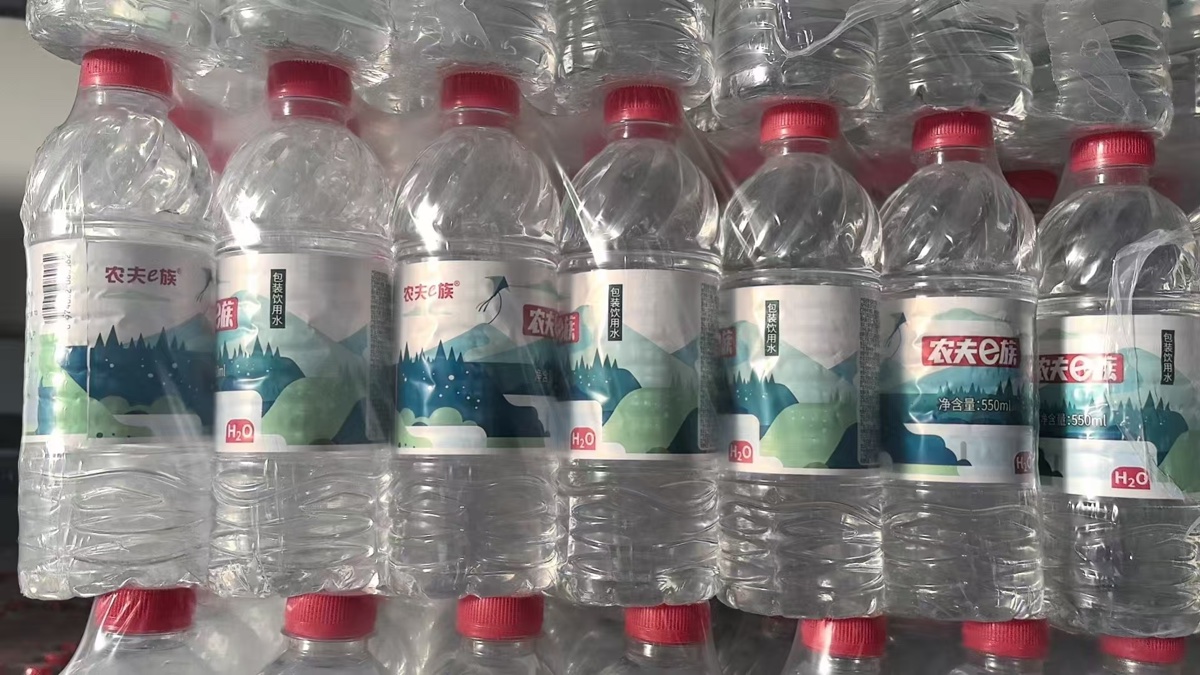 Red-cap bottled water shrink film multipack
